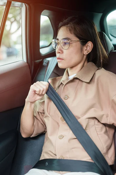 Kobieta Kierowca Zapięcie Pasów Bezpieczeństwa Podczas Siedzenia Samochodzie Jazdy Drodze — Zdjęcie stockowe