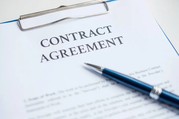 Szerződési Dokumentumok Toll Jóváhagyáshoz Vagy Aláíráshoz Szerződéses Megállapodás Partnerség Ügyvéd — Stock Fotó