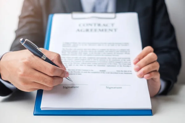 Biznesmen Podpisujący Dokumenty Przeczytaniu Trzymający Długopis Zatwierdzający Raport Biznesowy Umowa — Zdjęcie stockowe