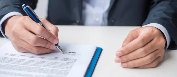 Hombre Firma Los Documentos Del Contrato Después Leer Hombre Pluma — Foto de Stock