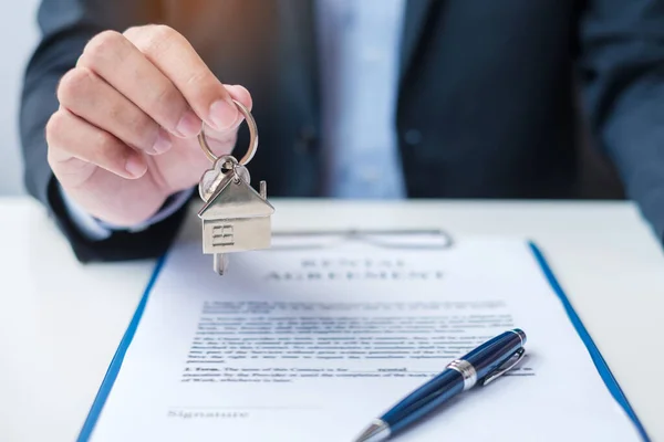 Mann Mit Hausschlüssel Bei Der Unterzeichnung Von Hausvertragsdokumenten Vertragsabschluss Immobilien — Stockfoto