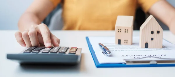 Mujer Usando Calculadora Durante Firma Documentos Contrato Casa Conceptos Contrato —  Fotos de Stock