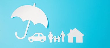 Şemsiye kapak ailesi, ev ve araba şeklinde mavi arka plan kağıtları. Uluslararası Aileler Günü, Sağlık, Sağlık ve Sigorta Konsepti