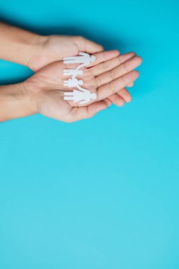 Mutlu Aile Günleri. Baba, Anne ve Çocuklar 'ın ellerinde kağıt şekilli kesikler var. Uluslararası Aileler Günü, Sıcak Ev, Evsiz, Foster, Sigorta, Yardım ve Bağış Konseptleri.