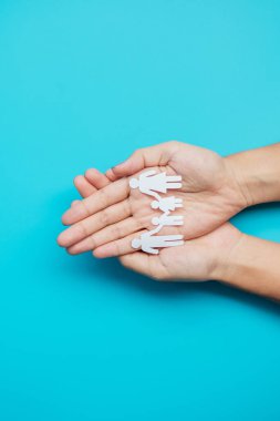 Mutlu Aile Günleri. Baba, Anne ve Çocuklar 'ın ellerinde kağıt şekilli kesikler var. Uluslararası Aileler Günü, Sıcak Ev, Evsiz, Foster, Sigorta, Yardım ve Bağış Konseptleri.