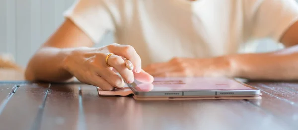 Vrouw Met Behulp Van Tablet Voor Sms Berichten Hand Vasthouden — Stockfoto