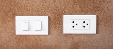  Evdeki ışık düğmesi. Enerji tasarrufu, güç, elektrik ve yaşam tarzı kavramları