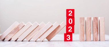 Kırmızı 2023 küp blokları masaya düşmeyi durdurdu. İş, Risk Yönetimi, Sigorta, Çözüm, Strateji, Çözüm, Hedef, Yeni Yıl Planlama ve Yatırım Konseptleri