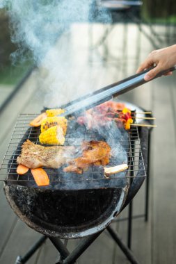 Lezzetli ızgara et dumanlı, açık havada sebzeli barbekü. Barbekü, Parti, yaşam tarzı ve piknik konsepti