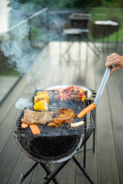 Lezzetli ızgara et dumanlı, açık havada sebzeli barbekü. Barbekü, Parti, yaşam tarzı ve piknik konsepti