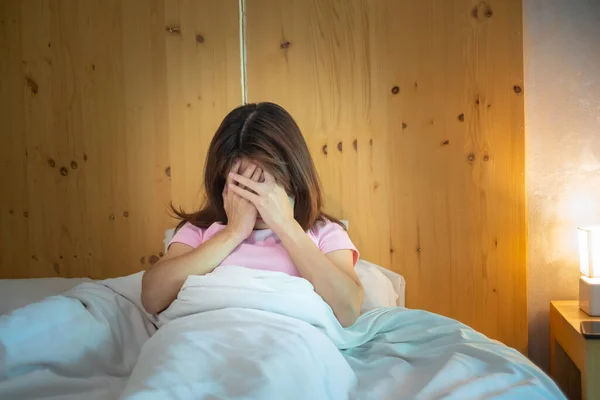 집에서 침대에 편두통 불면증 불면증 불면증 압박감을 개념들 — 스톡 사진