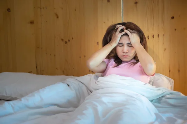 Mujer Que Tiene Migraña Dolores Cabeza Durante Cama Casa Insomnio —  Fotos de Stock