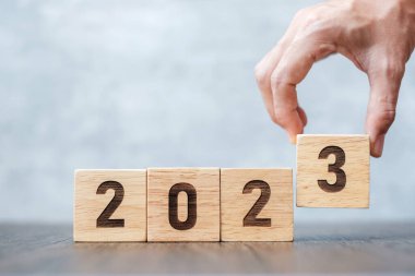 Masada 2023 yıllık blok var. hedef, karar, strateji, plan, başlangıç, bütçe, görev, eylem, motivasyon ve yeni yıl tatili kavramları