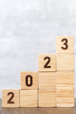 İş hedefi, başarı, strateji, hedef, görev, eylem, büyüme, takım çalışması, plan, fikir ve yeni yıl başlangıcı kavramına sahip 2023 tahta blok