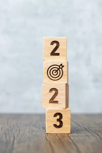 Dart tahtası işaretli 2023 blok. İş Amacı, Hedef, Çözüm, Strateji, Plan, Eylem motivasyonu, Görev, Düşünce ve Yeni Yıl Başlangıç kavramları