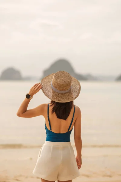 Kvinnlig Turist Promenader Paradise Beach Öarna Vid Solnedgången Destination Wanderlust — Stockfoto