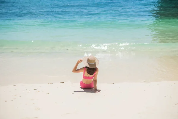 Pembe Mayo Şapkalı Kadın Turist Adalardaki Paradise Plajında Güneşlenen Mutlu — Stok fotoğraf