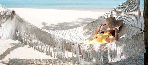 Happy Woman Traveler Está Relaxando Uma Rede Praia Paradisíaca Turista — Fotografia de Stock