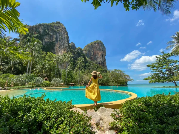 Femme Touriste Robe Jaune Chapeau Voyageant Sur Plage Railay Krabi — Photo