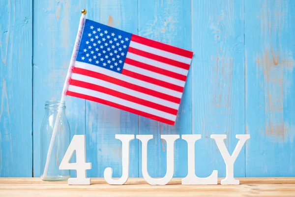 7月4日のテキストとアメリカ合衆国の木製のテーブルの背景にフラグを立てます アメリカの独立とお祝いの概念の休日 — ストック写真