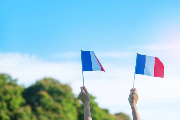 青い空を背景にフランス国旗を掲揚 フランス国民の日 バスティーユの日と幸せなお祝いの概念の休日 — ストック写真