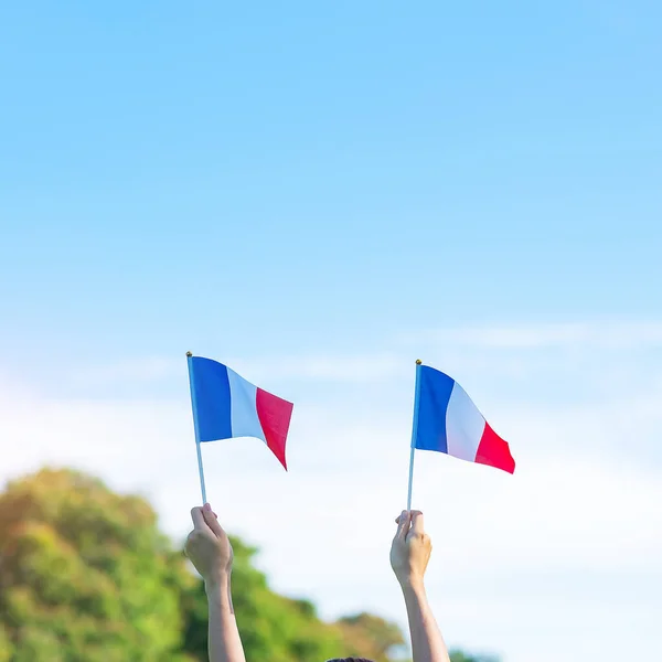 Тримаючи Прапор Франції Синьому Тлі Неба Свято Французького Національного Дня — стокове фото