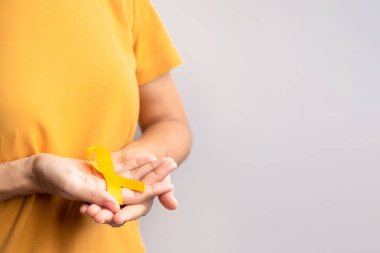 İntihar önleme günü, çocukluk, sarkoma, kemik ve mesane kanseri farkındalığı ayı, insanların yaşam ve hastalıklarını desteklemek için sarı kurdele. Sağlık ve Dünya Kanser Günü konsepti