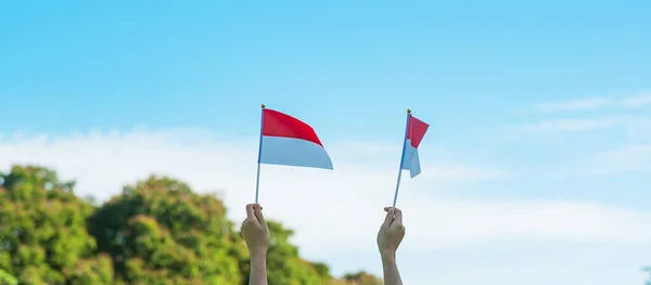 Mano Sosteniendo Bandera Indonesia Sobre Fondo Azul Del Cielo Indonesia — Foto de Stock