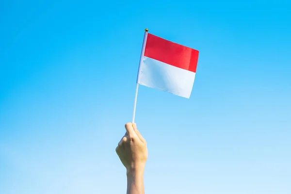 Hand Hålla Indonesien Flagga Blå Himmel Bakgrund Indonesien Självständighetsdag Nationaldag — Stockfoto