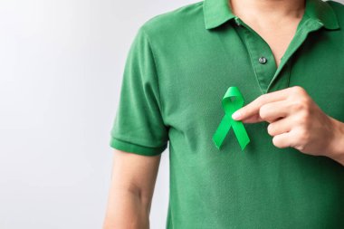 Karaciğer için yeşil kurdele, safra kesesi, safra kesesi, rahim ağzı, böbrek kanseri ve lenfoma farkındalığı ayı. Sağlık ve dünya kanser günü konsepti