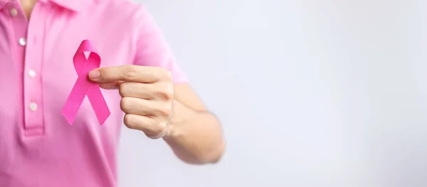 Розовый Октябрь Месяц Рака Молочной Железы Осведомленности Женщина Держит Руках — стоковое фото