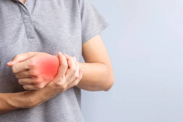 Woman Holding Her Wrist Pain Because Using Smartphone Computer Long — Stock fotografie