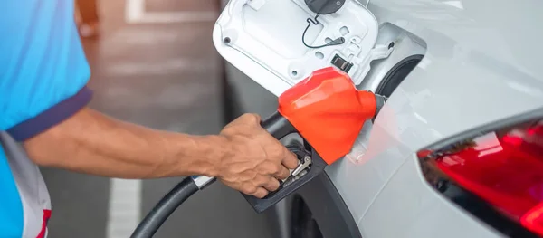 Reabastecimento Manual Homem Carro Bocal Combustível Gasolina Veículo Posto Gasolina — Fotografia de Stock