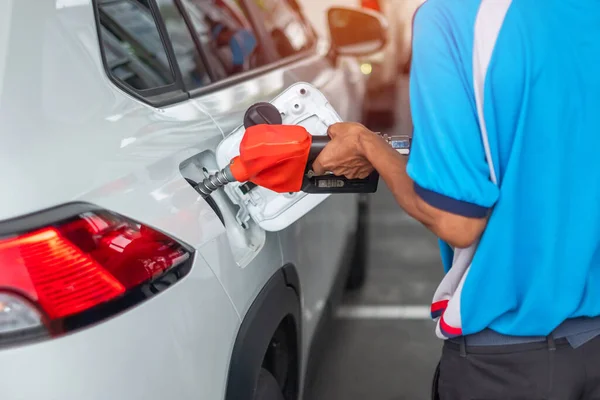 Reabastecimento Manual Homem Carro Bocal Combustível Gasolina Veículo Posto Gasolina — Fotografia de Stock