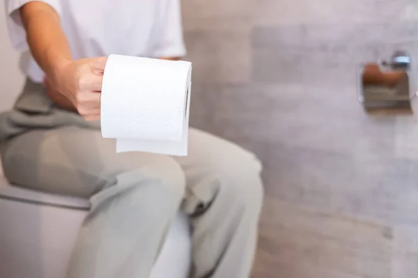 Kvinna Som Håller Toalettpapper Rulla Sitta Toaletten Skål Diarré Förstoppning — Stockfoto