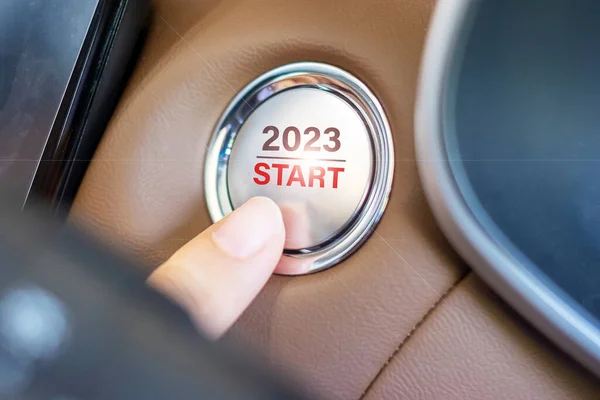手指按下车内2023 Start文字的汽车点火按钮 新年你 创新和规划概念 — 图库照片