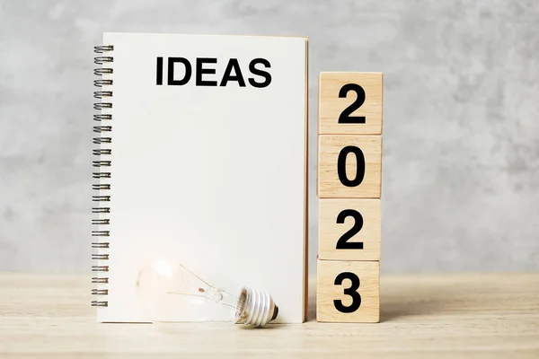 2023 Text Wood Cube Blocks Ideas Word Lightbulb Table New — Stock fotografie