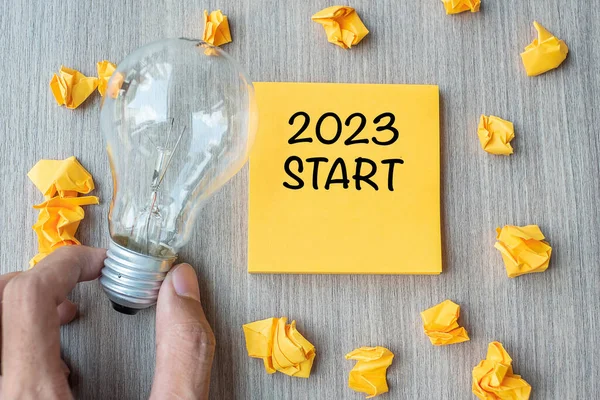 2023 Start Words Yellow Note Crumbled Paper Businessman Holding Lightbulb — Photo