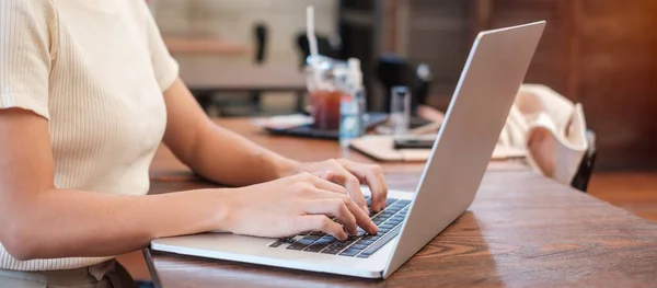 Випадкова Бізнес Леді Використовує Ноутбук Позаштатна Жінка Яка Друкує Клавіатурний — стокове фото