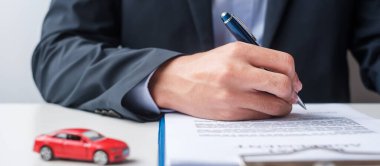 İş adamı kontrat imzalıyor. Kira sözleşmesi, sigorta ve sözleşme sözleşmeleri