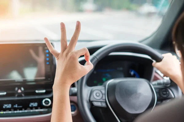 Mulher Mostrando Sinal Durante Condução Carro Estrada Volante Controle Mão — Fotografia de Stock