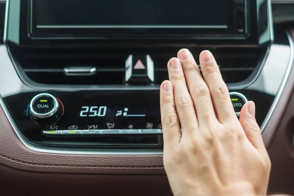 妇女在路上开车时用手检查气流 车内有空调冷却系统 温度和运输概念 — 图库照片