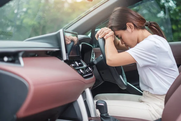 Mulher Sentindo Estresse Raiva Durante Carro Carro Longa Data Menina — Fotografia de Stock