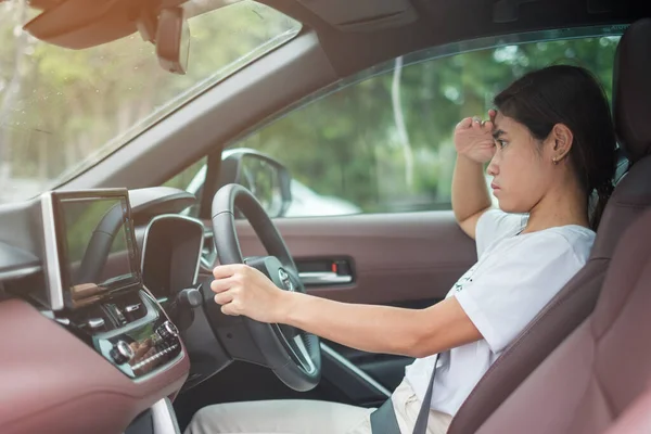 Mulher Sentindo Estresse Raiva Durante Carro Carro Longa Data Menina — Fotografia de Stock