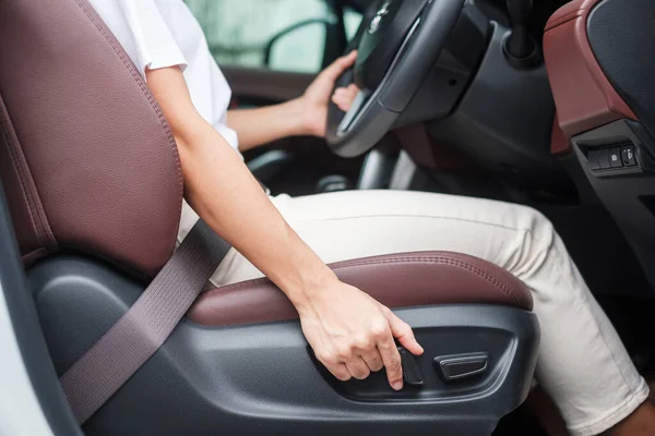Ręczna Regulacja Fotelika Samochodowego Przed Jazdą Drodze Koncepcja Ergonomicznego Bezpieczeństwa — Zdjęcie stockowe