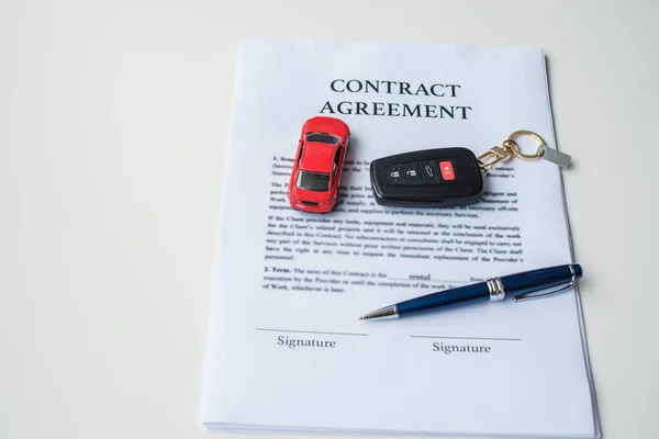 Documento Contrato Con Coche Llave Remota Conceptos Compra Venta Seguro —  Fotos de Stock