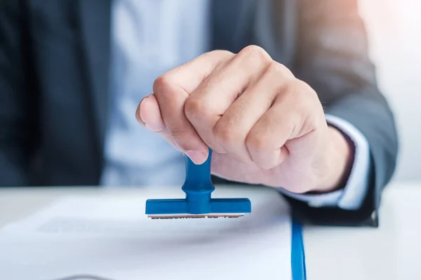 Sello Del Hombre Negocios Durante Firma Del Contrato Document Business — Foto de Stock