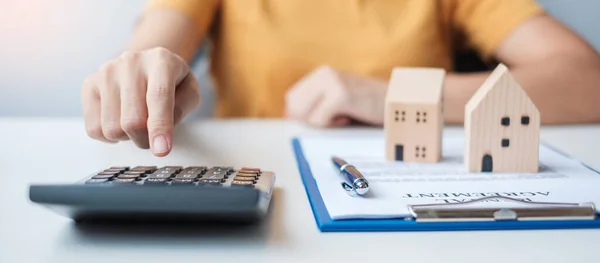 Mujer Usando Calculadora Durante Firma Documentos Contrato Casa Conceptos Contrato —  Fotos de Stock