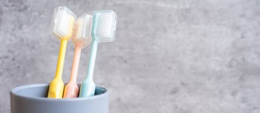 Diş fırçası seti banyoda duvarın arkasında. Dünya Ağız Sağlığı Günü ve Bedava Diş Günü Konsepti