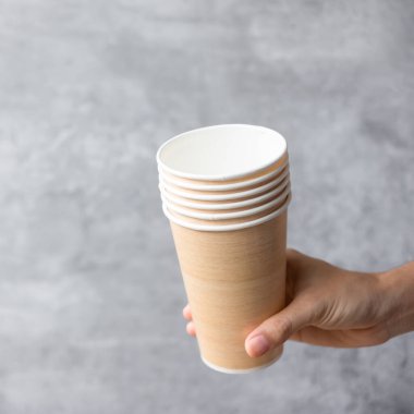 Çevre dostu yiyecek ambalajı ya da paket kahve fincanı. Doğal konteynırla el ele tutuşmak. sıfır atık, kirlilik, toprak günü, ücretsiz plastik, dünya çevre günü konsepti